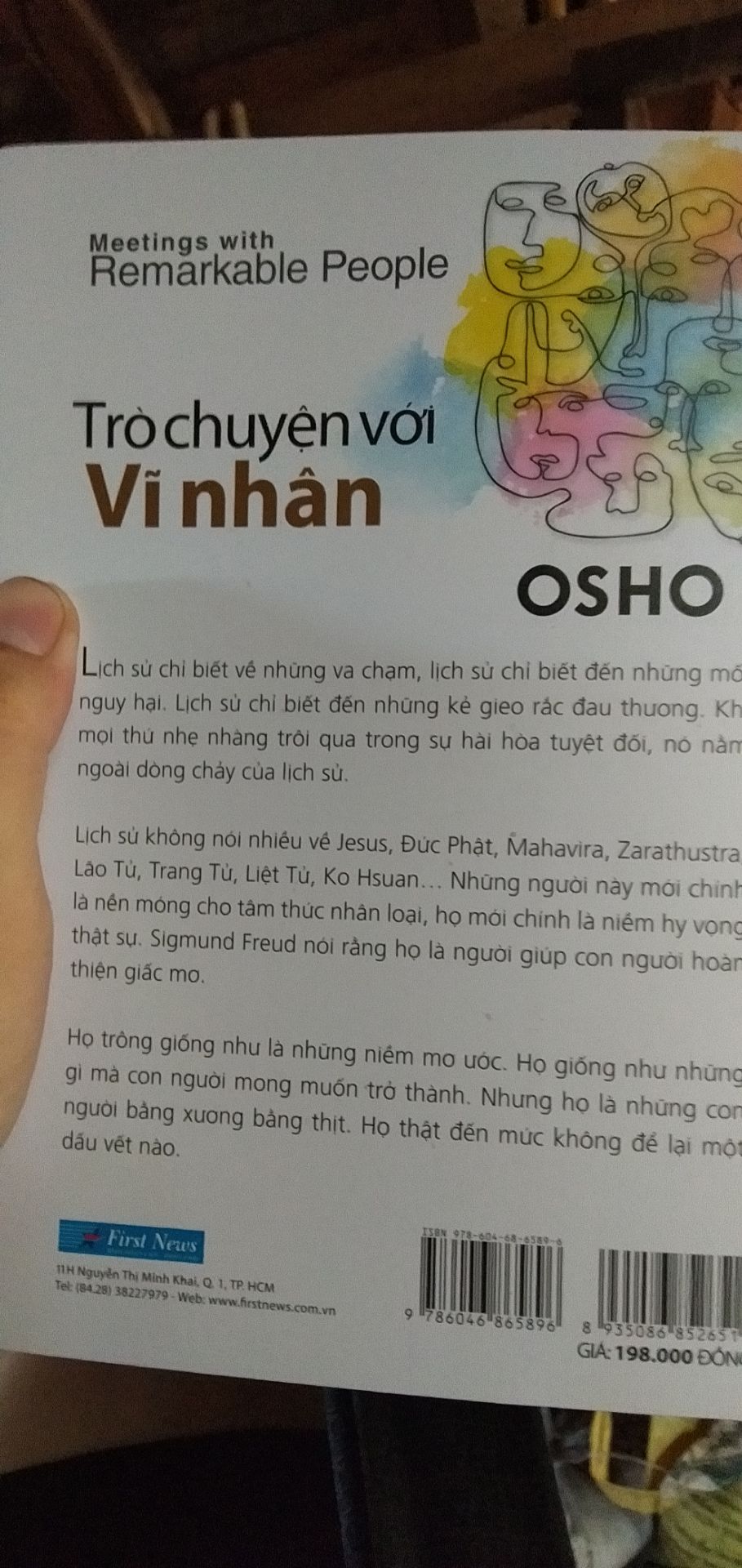 Giao hàng nhanh , sách rất đẹp còn nội dung thì quá tuyệt vời , quan điểm của Osho luôn làm cho chúng ta phải kinh ngạc , làm cho nhân sinh quan của chúng ta bị đảo lộn . Qua hai mươi phần trong sách mỗi phần phân tích cuộc đời của những Vĩ nhân như : Đức Phật , Jesus , Lão Tử , Krishnamurti  ,Pythagoras ... Từ  Tây sang Đông Osho đã đưa chúng ta vào kho tàng kiến thức cũng như cảm nhận và tư tưởng của ông về các ngài. Đây là cuốn sách đáng đọc nhất , chúc các bạn đọc sách vui vẻ ! Giao hàng nhanh , sách rất đẹp còn nội dung thì quá tuyệt vời , quan điểm của Osho luôn làm cho chúng ta phải kinh ngạc , làm cho nhân sinh quan của chúng ta bị đảo lộn . Qua hai mươi phần trong sách mỗi phần phân tích cuộc đời của những Vĩ nhân như : Đức Phật , Jesus , Lão Tử , Krishnamurti  ,Pythagoras ... Từ  Tây sang Đông Osho đã đưa chúng ta vào kho tàng kiến thức cũng như cảm nhận và tư tưởng của ông về các ngài. Đây là cuốn sách đáng đọc nhất , chúc các bạn đọc sách vui vẻ !