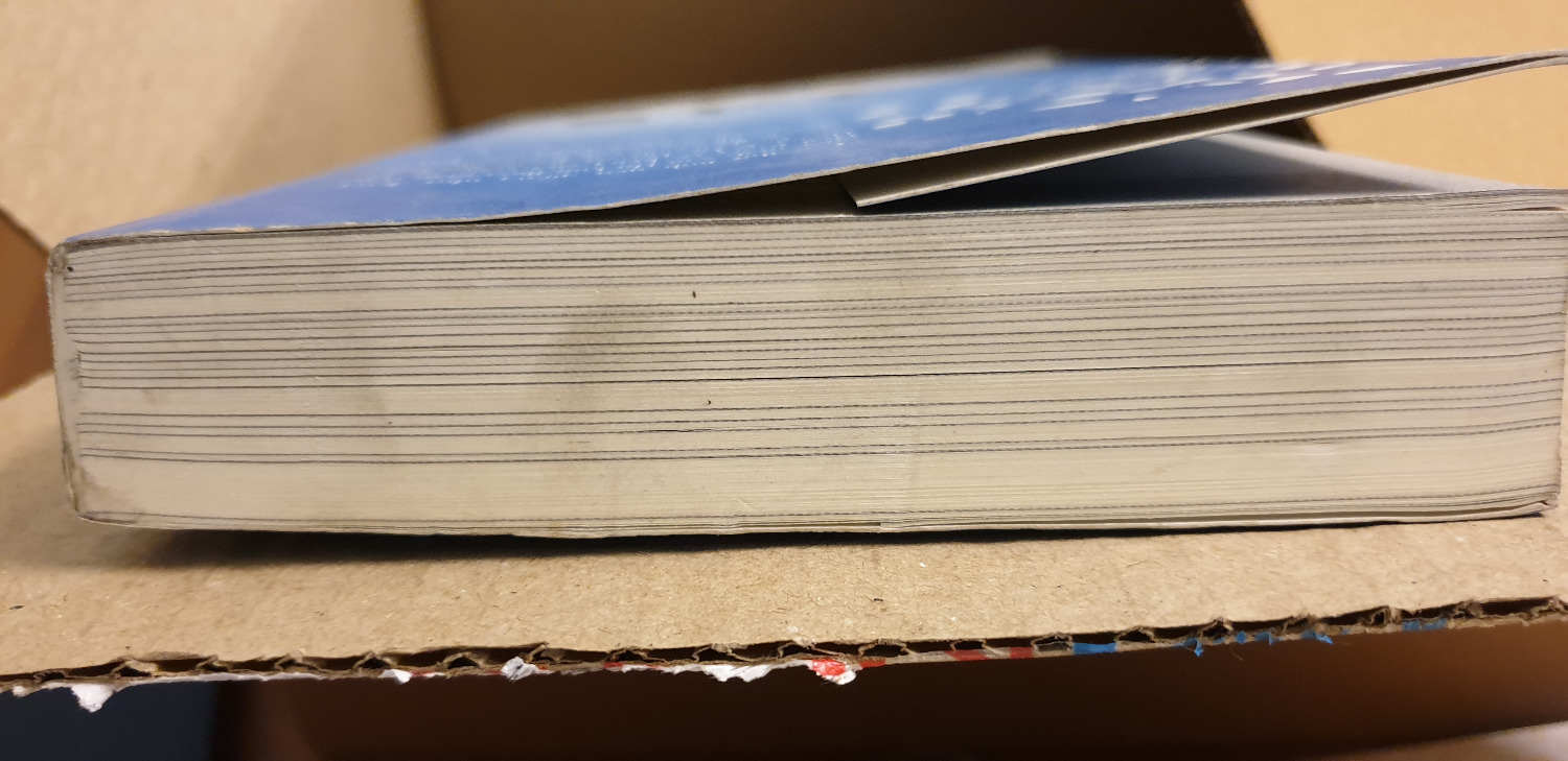 - Sách bị cáu bẩn, móp gáy, nhiều trang sách đổi màu giấy như bị tồn kho, ẩm mốc lâu ngày
- Không đăng ký Bookcare nhưng tự động cho vào đơn hàng,  ngoài ra bọc sách bị hỏng.

Đây là lần thứ 2 trong vòng 03 ngày tôi gặp phải vấn đề đối với chất lượng sản phẩm của các bạn. Các bạn cần chú ý giúp chúng tôi mua hàng trên Tiki vì tin tưởng vào sản phẩm và dịch vụ của các bạn. Nhưng nếu các bạn tiếp tục chỉ tập trung giao hàng nhanh mà không kiểm tra chất lượng sản phẩm thì các bạn sẽ đánh mất niềm tin của chúng tôi. Các bạn nên hiểu rõ thị trường không chỉ có các bạn cung cấp những dịch vụ này.  Các bạn không nên để chúng tôi là khách hàng nghĩ rằng sản phẩm của các bạn có chiết khấu tức là chúng tôi sẽ phải nhận những sản phẩm tồn kho, kém chất lượng như thế này. Thực sự là sự không tôn trọng khách hàng từ phía các bạn. 
Ngoài ra, tôi đăng ký dịch vụ Tikinow nhưng chất lượng sản phẩm và việc đổi trả thực hiện chậm trễ như vậy thì thực sự quá thất vọng.  Nhìn quyển sách trông như sách cũ mất luôn cả hứng đọc!!