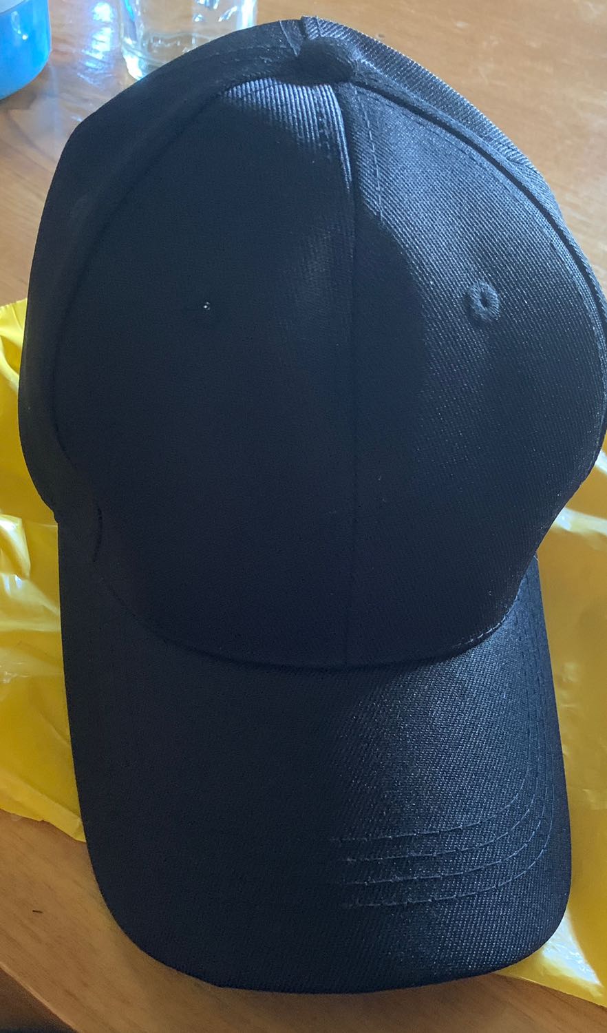 Nón vải thường ko phải kaki. Kiểu như treo đầu dê bán thịt cầy vậy. Nón vải thường ko phải kaki. Kiểu như treo đầu dê bán thịt cầy vậy.