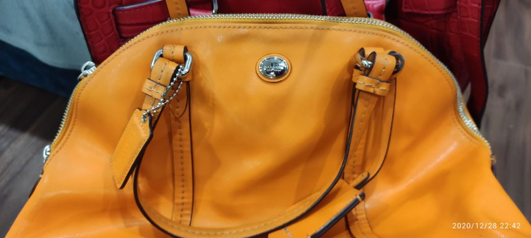 sản phẩm giống kiểu mua sô về rồi chiết ra chai nhỏ. không có đóng niêm phong. mùi dễ chịu nhưng cá nhân mình đánh giá với giá trị đem lại không hơn 1 lọ làm sạch da từ siêu thị giá 60k. đã sử dụng và dựa trên thực tế. trước và sau khi đánh y xì nhau.