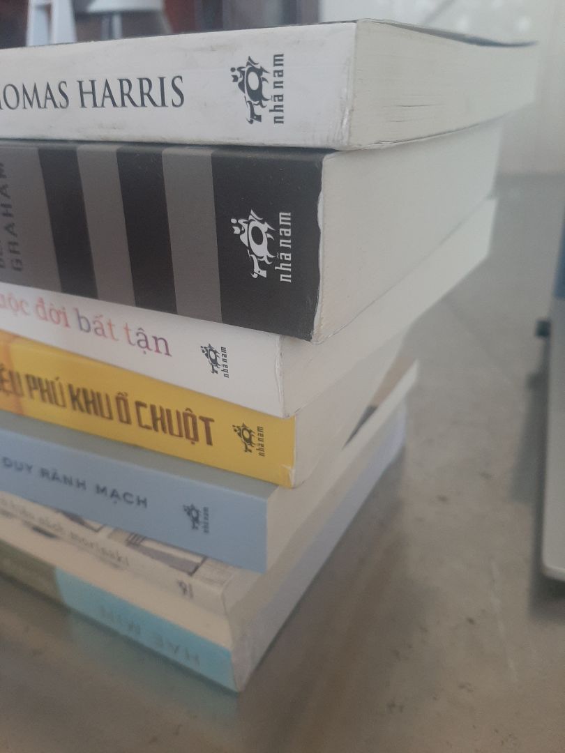 Lần này Tiki gói hàng tệ thực sự. Các góc sách đều bị như thế. Không hề có bọc nilong hay miếng đệm nào cả ngoại trừ thùng carton. Sách thì bám bụi vô cùng.