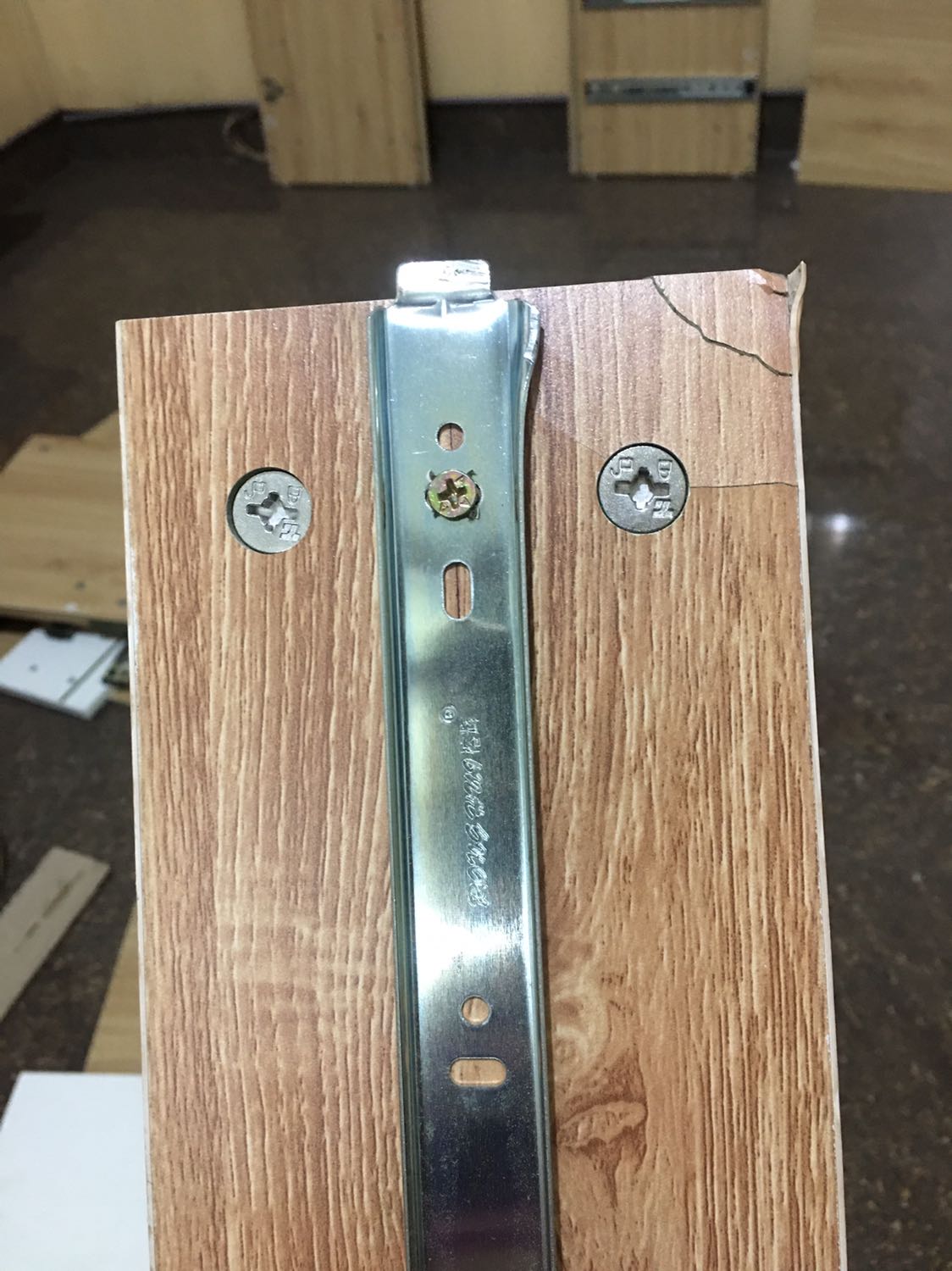 Hàng bị vỡ nứt nhiều. Nhưng mảnh bé bên trong cũng bị nứt, sẽ k bh mua lại nữa