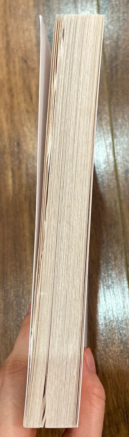 Không được bọc kĩ càng nên có một cuốn trang sách bị tổn hại