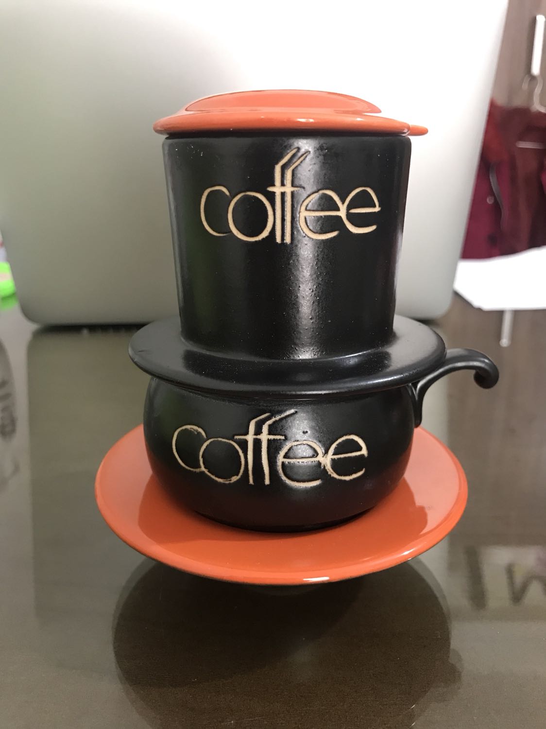 Nhìn chung xem đánh giá xong đặt mua cũng hơi run vì thấy nhiều người bị vỡ quá. Đến khi nhìn thấy bọc hàng shipper đưa cho thì cũng yên tâm hơn. Shop bọc hàng quá là cẩn thận luôn. Lớp báo rồi băng dính. Lót xốp cả trong và ngoài cốc/Đĩa. Mình mất đến 15 phút mới bóc được hết lớp bọc của shop luôn. Chốt lại rất ưng