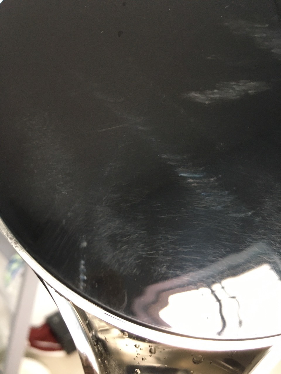 Không biết có phải hàng mới ko, mà nắp bình bị trầy nhiều quá