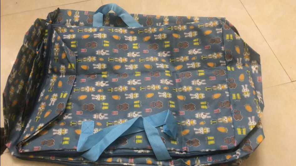 Túi to chắc chắn. Đựng cũng đc rất nhiều đồ nếu sắp xếp gọn. Shop giao ngẫu nhiên nhưng mình cũng rất thích mẫu này. Thanks shop