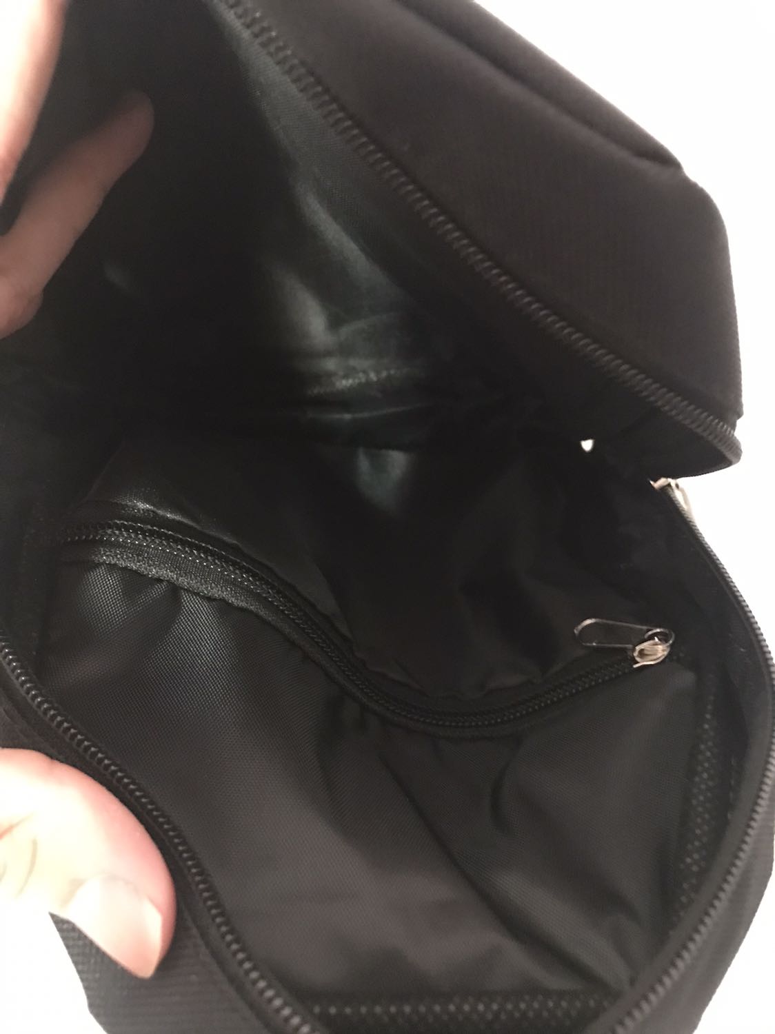 Mặc dù túi có 8k mình săn dịp giảm giá 8/8-11/8 nhưng mà túi rất chất lượng, không bị thừa chỉ, mang rất vừa vặn mặc dù mình khá mập. Tóm lại túi rất chất lượng, giao rất nhanh mặc dù mình ở tỉnh lẻ và dịch bệnh nguy hiểm. Mong shop sẽ cho ra nhiều mẫu mã hơn trong tương lai.