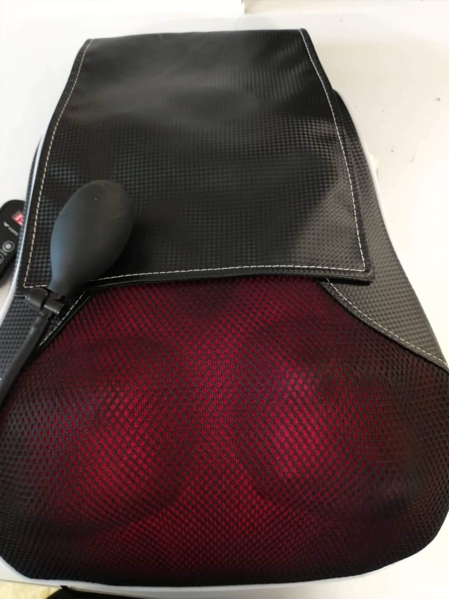 gối massage mạnh, có nhiệt ấm, gối này thêm túi khí phía sau gối nâng hạ phần bi massage sát với lưng, cổ rất hay. Có thêm tấm chắn lót trước để giảm nóng hoặc giảm lực massage cho ai nhạy cảm. Đối với mình thì rất hài lòng về sp này.