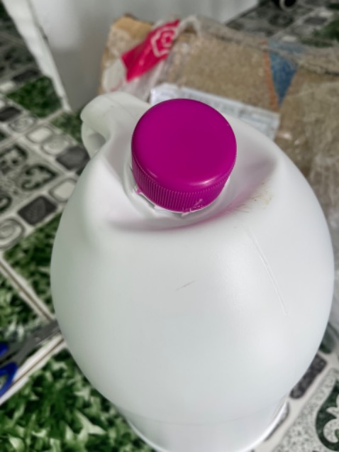 Chưa xài nên k rõ, bao bì nên đóng kĩ hơn vì đơn vị vận chuyển JnT làm móp méo chai Chưa xài nên k rõ, bao bì nên đóng kĩ hơn vì đơn vị vận chuyển JnT làm móp méo chai