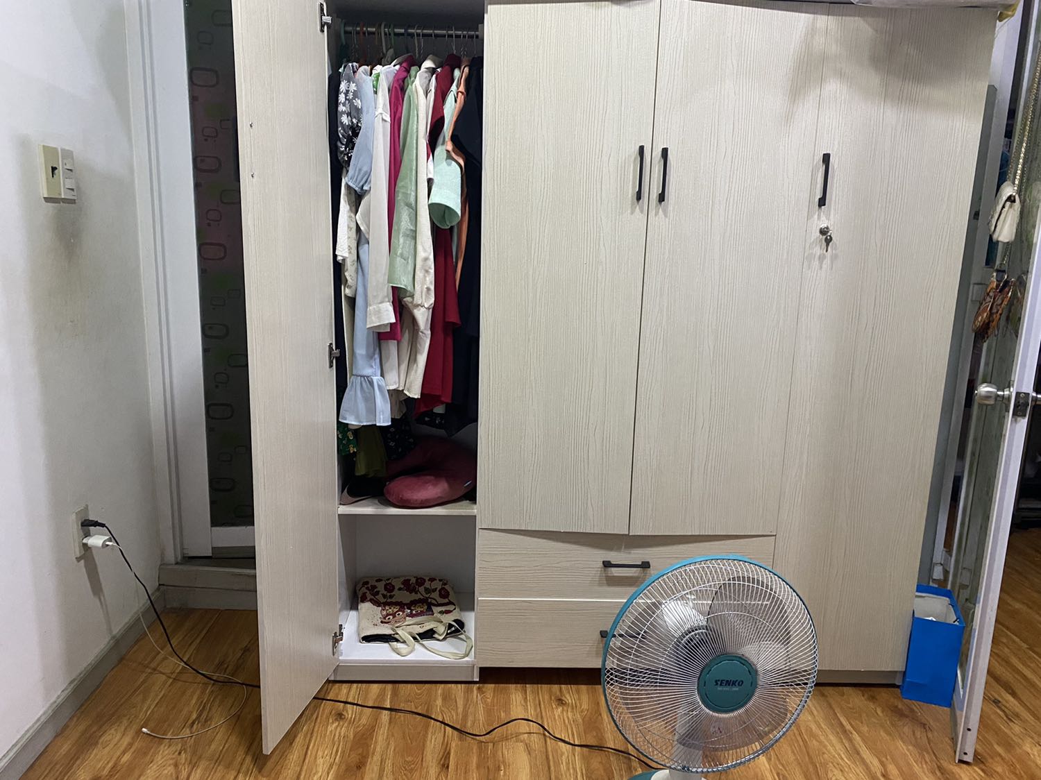 Tủ akhá tốt, mua cái thứ 2 rồi. Thêm 200k có thợ tháo ra ráp lại mang lên lầu giùm. Gọn gàng tốt đẹpppppp