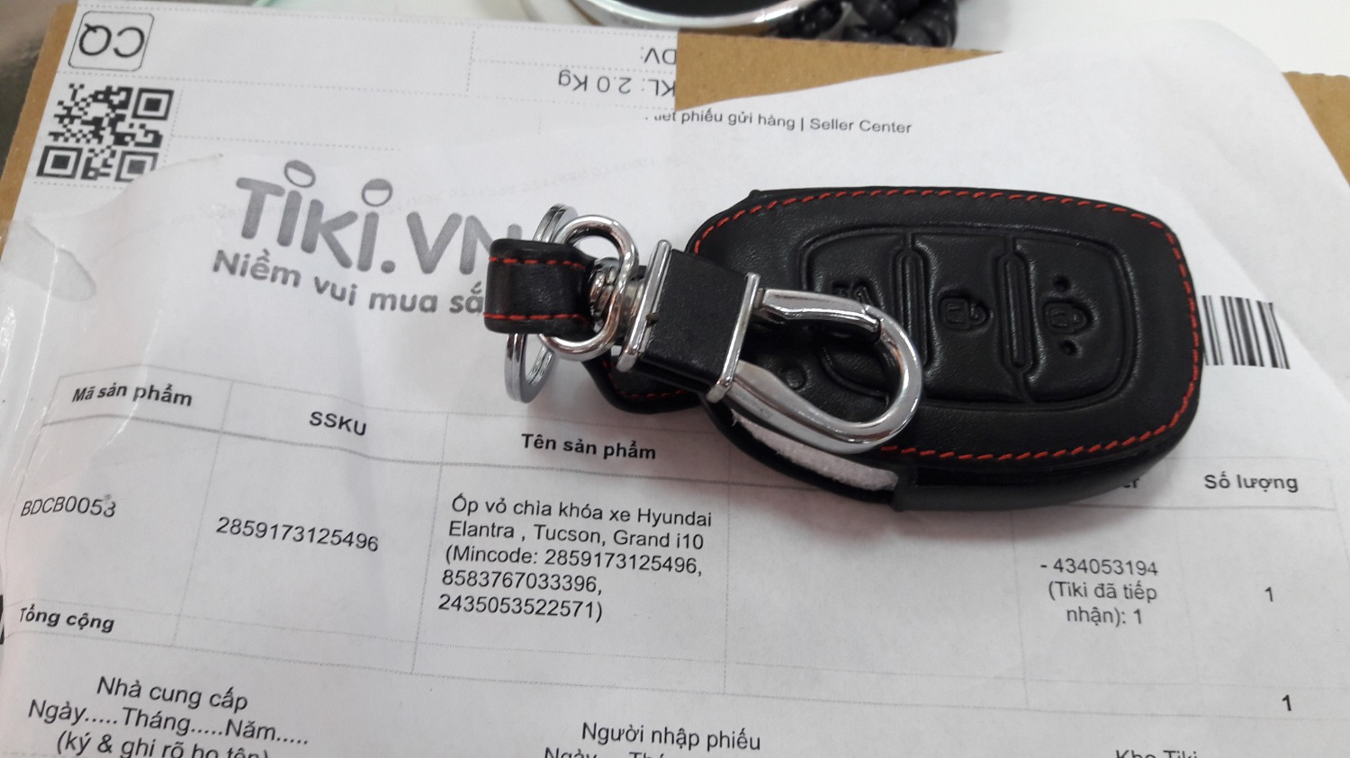 Sản phẩm nhận được không đúng như trên Website
Sản phẩm trên Website là ốp nhựa sơn Cabon còn sản phẩm nhận được là ốp giả da.
Đề nghị Tiki yêu cầu nhà cung cấp chuyển cho khách mua đúng sản phẩm đã đăng bán trên Webite.