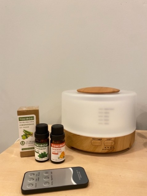 Khác với những máy xông tinh dầu thường, loại này cao cấp hơn, vỏ máy dày dặn, có đèn, hoạ tiết xinh. Tặng đúng 3 lọ tinh dầu có mùi mình thích, thích nhất mùi cam ngọt nên mình đặt thêm chai 50m sài cho đã 😁😁 
À các bạn nhớ tháo miếng chắn ở đuôi ra nha, mới nhận về mình tưởng hư, may mà có nhân viên shop rất nhiệt tình hướng dẫn 😂