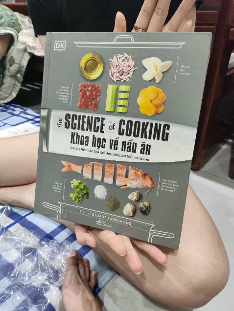 hình ảnh đẹp, nội dung oke. một lần ở hiệu sách ngồi đọc r cuốn quá nên về đặt luôn, giá cũng oke hơn, giá gốc 350k mà mình săn sale khoảng 2 trăm hơn, cũng oke hình ảnh đẹp, nội dung oke. một lần ở hiệu sách ngồi đọc r cuốn quá nên về đặt luôn, giá cũng oke hơn, giá gốc 350k mà mình săn sale khoảng 2 trăm hơn, cũng oke