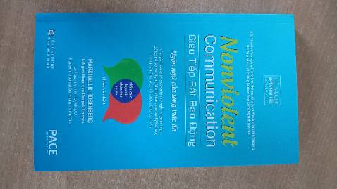 Sách dc bọc,gói khá kĩ lưỡng.Sách có vết trầy  nhỏ trên bìa,miếng bookmark nằm trên vết trầy thì ko có vết gì.vết trầy nhỏ có thể bỏ qua dc quan trọng nội dung sách.Nhưng nhìn thấy cũng hơi khó chịu