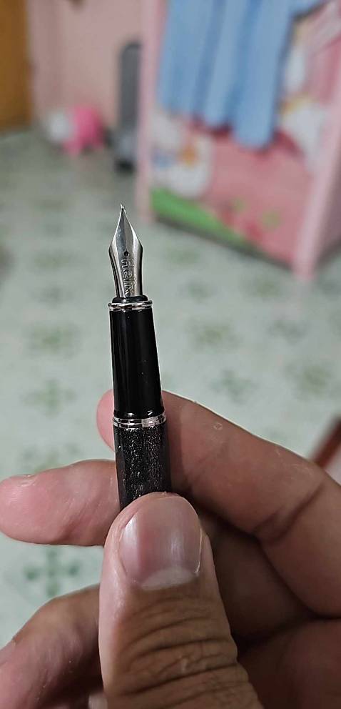 Ngoại hình ổn. Hàng bình dân nên độ hoàn thiện chưa được tuyệt vời lắm( ren xoắn phần che ống mực kêu khá to khi vặn ) nhưng cũng ok trong tầm giá. Ngòi bút vẫn còn hơi to để ký. Ống mực khá nhỏ nên có vẻ sẽ khá tốn tiền mực.