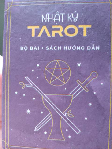 Bộ bài giống với hình, chất liệu bóng đẹp, cầm vừa tay, bài không quá dày hay mỏng, có sách hướng dẫn kèm theo.