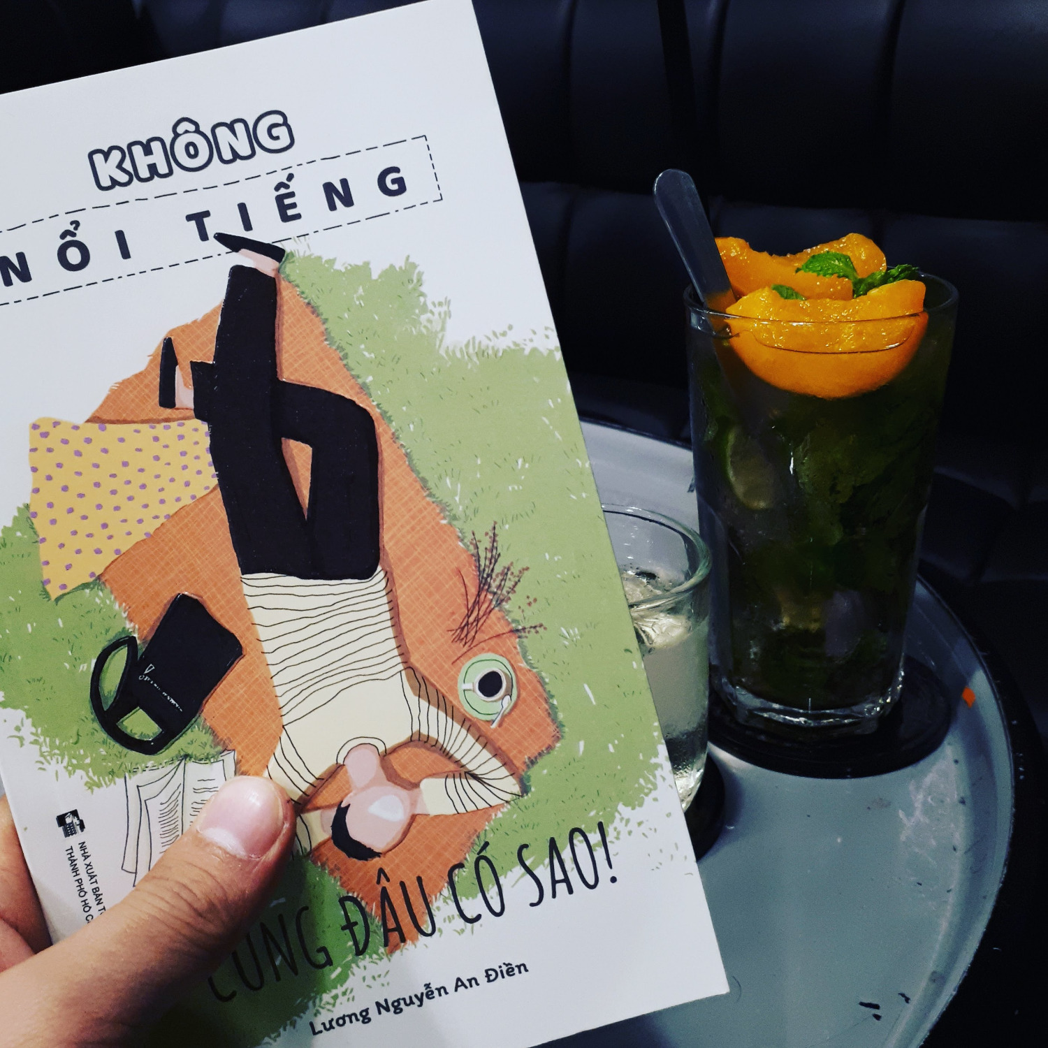 Cuốn sách này được viết bởi một nhà báo có tư tưởng rất mở và tư duy tiến bộ nên các bài viết trong sách đều rất thâm thúy, từng con chữ một. Rất đáng đọc. Cuốn sách như một nguồn tham khảo cực hữu ích, phù hợp cho các bạn trẻ có nhu cầu hoàn thiện tích cách và lối suy nghĩ cá nhân. Mình mỗi ngày chỉ dám đọc 1 bài vì một bài thôi là đã đủ rất nhiều bài học ở trong đó rồi.