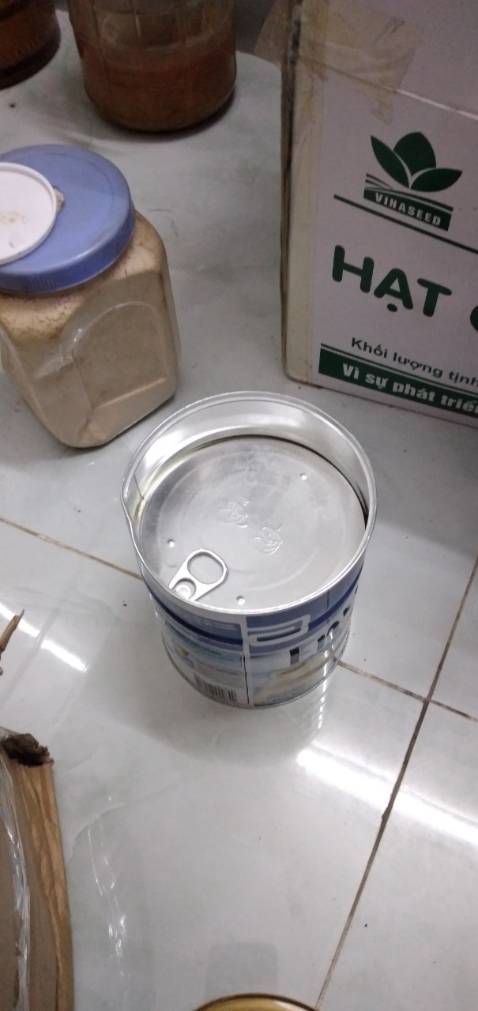 Shop nên xem lại cách đóng gói hàng, mở hộp sữa ra mà nắp nhôm đã bị bật nắp, không còn nguyên seal như vậy thì thử hỏi có ai dám uống không ạ ????? Hơn nữa nhân viên giao hàng vứt hàng ngoài cổng, TIKI cần xem lại nhân viên giao hàng tại Phường Giếng Đáy, Hạ Long Quảng Ninh, Hàng mua về cho người lớn tuổi dùng mà thái độ giao hàng cũng như sản phẩm quá tệ !