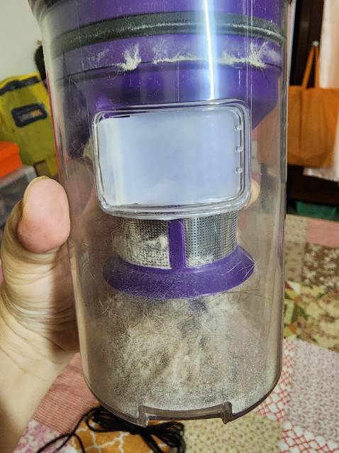 Hút được tóc nhưng chưa tốt lắm,  tuy nhiên hút bụi và lông cún rất tốt. Máy hơi nặng nhưng giải quyết được  nỗi phiền phức lông cún dính trên nệm. Dễ sử dụng, dễ tháo lắp vệ sinh.