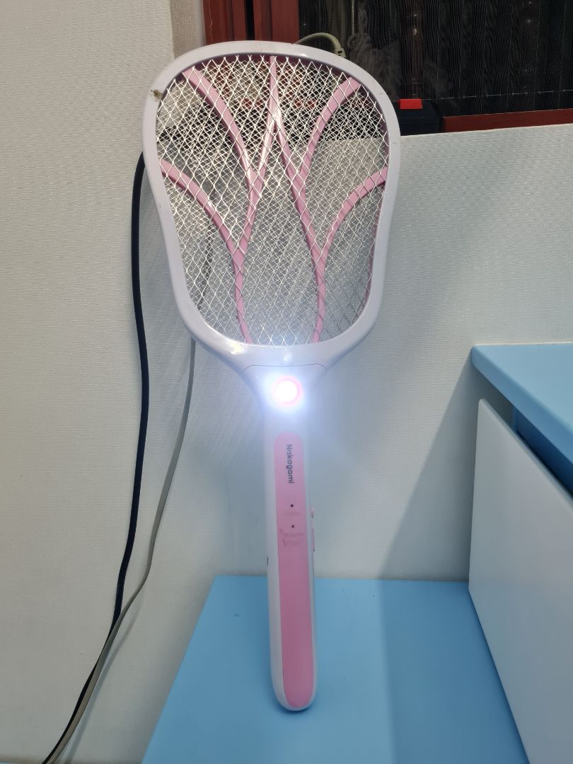 Mua lâu rồi, giờ mới review. Vợt xài rất tốt, thanh nhựa ở giữa dày nên giảm tình trạng lưới 2 mặt chập lại. Sạc bằng dây cắm nên rất an toàn và pin lâu. Đây là cái thứ 2 mình mua rồi, rất ưng 😀