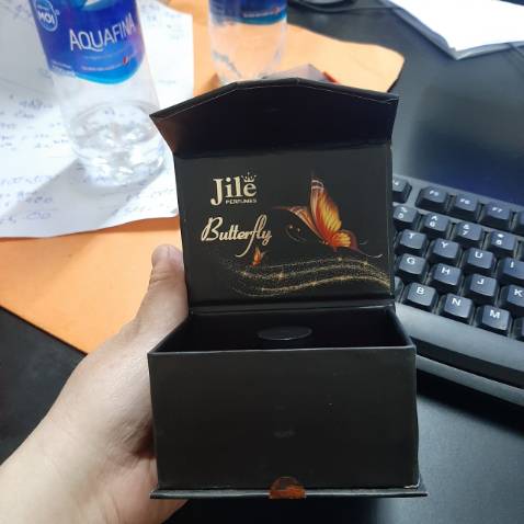 Mùi thơm nhẹ, rất kích thích, thơm lâu, hộp nhìn sang trọng xịn sò , người yêu mình rất thích. Rất thích hợp làm quà tặng. cảm ớn shop. Hết lại ủng hộ