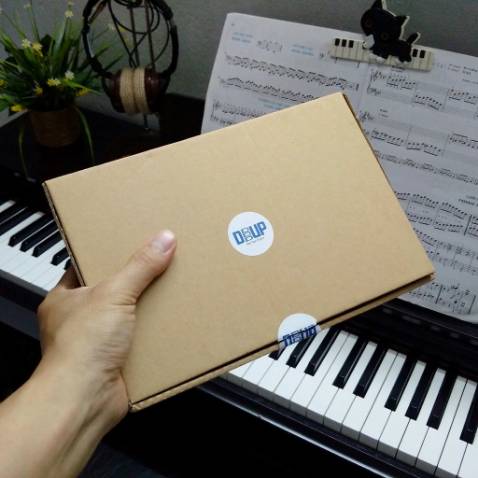 + Sách được ship từ HN vào TP.HCM mất 4 ngày (từ thứ Hai ~ thứ Năm), gói ship Tiết Kiệm, phí ship 18k.
+ Shop đóng gói rất kỹ, an toàn: sách được bọc mút bong bóng, bỏ vào hộp các-tông cứng, vừa vặn.
+ Sách nhận được mới keng, không một lỗi nhỏ!
+ Shop có gói mua kèm 2 cuốn với giá tốt hơn mua lẻ từng cuốn.

Về nội dung sách thì như nội dung bìa đã ghi rất rõ, quyển "Đạo Của Warren Buffett" là trích dẫn lại những câu nói của ông, có kèm theo lời bình của người viết sách là Marry Buffett và David Clark.
Quyển "Báo Cáo Tài Chính dưới góc nhìn của Warren Buffett" thật sự rất hay! Hay vì sự đơn giản mà quyển sách đem lại cho mọi người, cách đọc & hiểu các bản BCTC cho dù không phải là dân chuyên nghiệp!