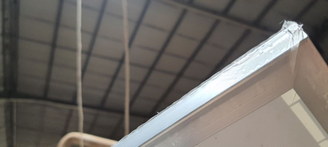 tấm pin không đúng  kích thước, không có  tem,nhãn mác, không một  thông tin nhà sản xuất .