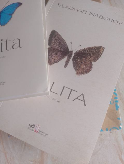 ult mở hộp ra đứng tim vì sách không được bọc,nhưng may quá sách không bị sao🥲, shipper thân thiện lắm luôn.ND sách mình chưa đọc,vì nghe nói nó đáng đọc,nên mình mới mua để thử,nhưng do nghe nói có phần nhạy cảm nên hơi rén=).Sách to lắm mn,cái bìa ngoài là giả thôi còn trong mới thật:)
Cảm ơn shop🌷✨