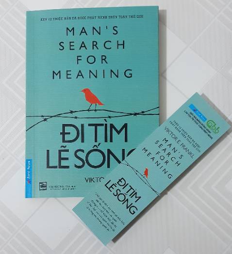 Tiki mn chê gì chứ, riêng mảng sách thì không thể chê
Giao hàng nhanh, đóng gói tỉ mỉ, có chống sốc 
       ------*************************------
Nội dụng cuốn này riêng với t sau khi đọc đến 3/4 thì tui cảm thấynhay (như những gì t suy nghĩ, mong đợi).
Với phần 1 là 1 hồi kí được tóm gọn trong khoảng 120 trang nhưng không đi quá sâu vào chi tiết các tội ác man rợ của phát xít Đức (như những cuốn cùng chủ đề thường viết). Từ những câu chuyện độc đáo, kinh khủng trong trại tập trung tác giả đã làm rõ nên những bài học về tâm lí, về ý nghĩa cuộc sống. Nếu ta là các tù nhân trong trại tập trung, ta sẽ học được gì trong sự khổ đau ấy? Hay là sự đầu hàng số phận, buông xuôi. Tôi tin rằng ý nghĩa cuộc sống của mỗi người, của từng thời điểm là khác nhau. Nhưng cái cốt lõi là sống vì sự hy vọng, vì cái tươi sáng của tương lai. Trong hoàn cảnh nào khi xảy ra với mình dù tiêu cực, thì theo cách mn suy nghĩ nó có thể là 1 bài học hay ho, 1 "bàn đạp" cho tương lai.
CHỐT LẠI SÁCH HAY, NÊN MUA, 4*