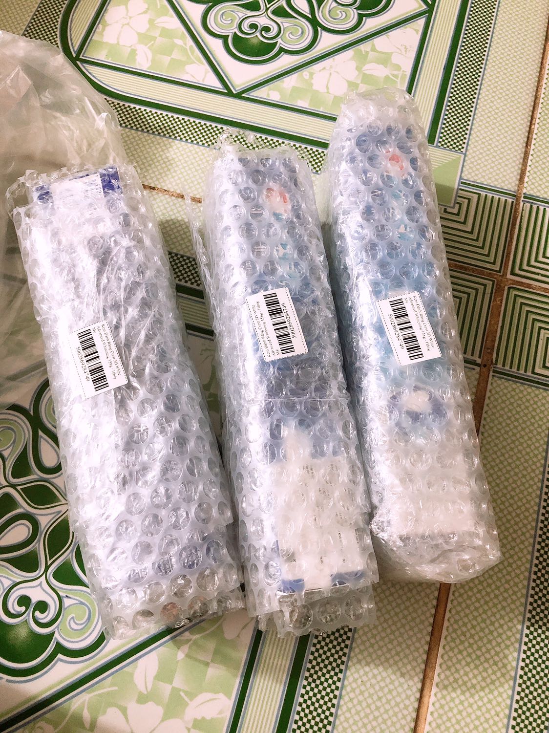 Giao đủ hàng, đóng gói chắc chắn hộp nguyên vẹn, đặc biệt có thêm tem tiếng việt. Chưa dùng nên chưa đÁnh giá được chất lượng sản phẩm nhiều.