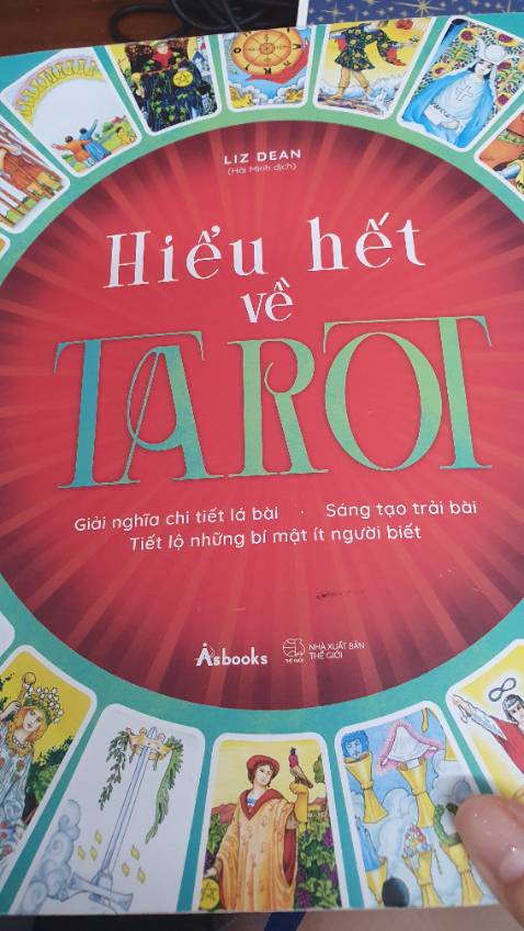 Chất lượng sách rất tốt. Màu sắc đẹp. Nội dung khá đầy đủ cho các bạn bắt đầu tìm hiểu tarot. Ko nên do dự mua, khi bạn là người có niềm đam mê tìm hiểu tarot.