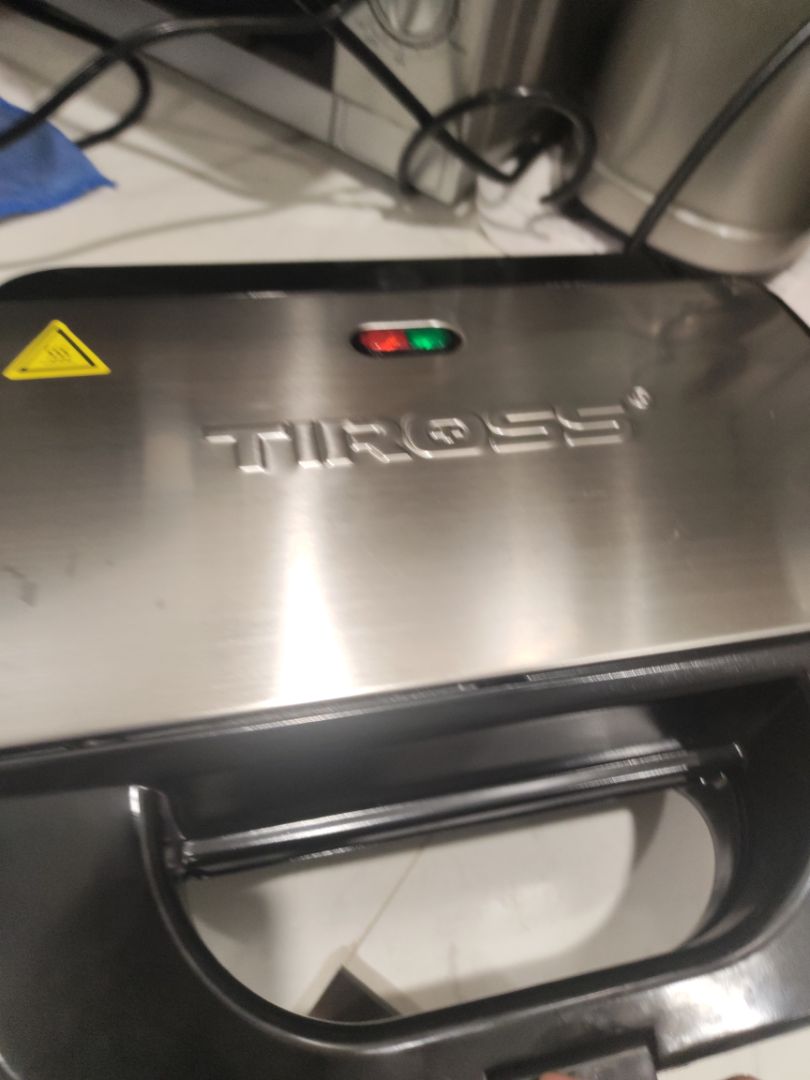 1. Nướng sandwich khá ổn vì lòng nướng to, không lo tràn ra bếp. 
2. nướng thịt có vẻ k ổn lắm, khi miếng ngoài đã xém mà miếng trong vẫn tươi nguyên. thanh nhiệt nhỏ hơn nhiều so với kích thước máy có thể là nguyên nhân :( 
3. 5* vì giao nhanh, đóng gói cẩn thận. có điều phiếu bảo hành mà không đóng dấu công ty thì k biết có giá trị sử dụng không?
4. mai mới *** khay waffle. hi vọng là ok vì thực ra cảm thấy các khay nướng và lớp chống dính đều mỏng