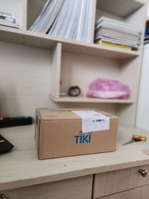 - Sản phẩm được nhà bán hàng Tiki Trading đóng gói chắc chắn; Cuốn sách được bao bởi hai lớp "áo khoác" bằng hộp và lớp chống sốc đảm bảo chất lượng.
- Cuốn sách được in rõ chữ, cỡ chữ vừa đủ đọc, mực in tốt. 
- Mùi sách thơm và dễ chịu, thoảng hương sách mới.
- Chất liệu bìa cứng sờ rất đã tay, màu sắc bắt mắt.
- Nội dung sách lôi cuốn, kể lại cuộc hành trình của những nhà khoa học từ phương Tây đã gạt bỏ mọi thành kiến để đặt chân đến trời Đông.
- Dạ, con xin cảm ơn nhà bán hàng Tiki Trading rất nhiều ạ!