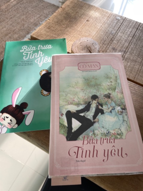 Ê mấy pà, thời này mà còn đọc ngôn tình tổng tài có phải là mơ mộng hão huyền và rất sến, qua thời rồi hem. Nhưng mà sao tui 3x tuổi rồi mà vẫn thấy nó đáng iu vậy ta haha, dễ thương lắm á, mua theo review của mọi người, ai ngờ nó dễ thương vậy. 

Đôi cái đọc nó vô lí nhưng ngôn tình vốn dĩ nó là vậy mà, nhưng công nhận tác phẩm này nhiều đoạn nó hài đọc cười cười vậy đó :))) dễ thương lắm nên tui mới để lại review đây kka