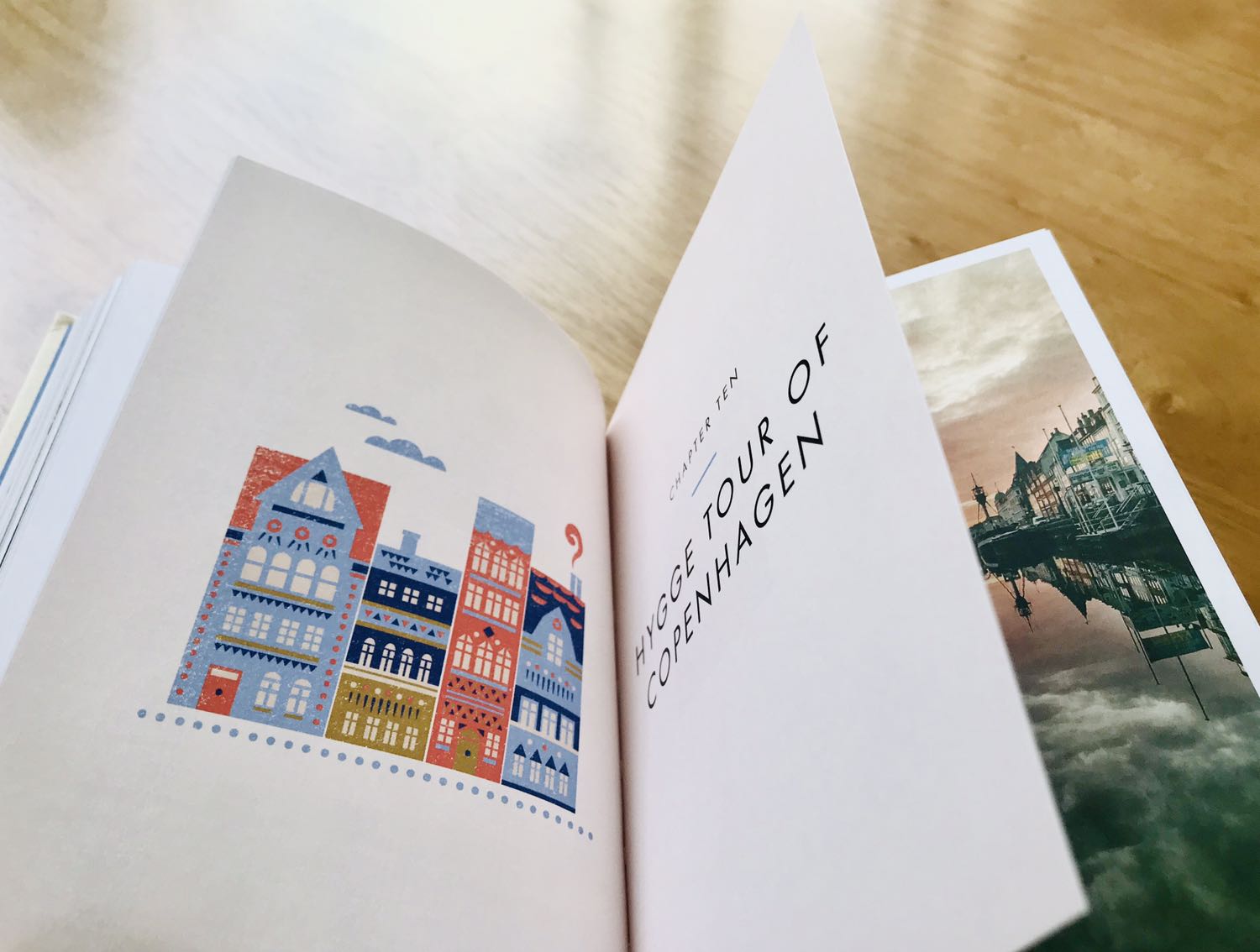 Sách thiết kế và in đẹp như một cuốn artbook. Ảnh chụp và minh hoạ bắt mắt. Giấy in chất lượng cao. Bìa dày, in nhũ vàng lung linh. Về hình thức thì không có chỗ nào chê được. Nội dung phong phú như là kết hợp giữa sách trang trí nội thất, sách nấu ăn, sách thủ công, sách du lịch,...Nếu có ai tặng mình cuốn sách này mình sẽ cực kì vui sướng, và nếu có dịp thì mình cũng muốn tặng cho bạn bè hay người thân yêu một cuốn sách tuyệt vời như thế này. Dành cho những tâm hồn yêu thích sự thoải mái, ấm cúng, dễ chịu đời thường. Cho những ai mong muốn tìm thấy hạnh phúc từ những điều nhỏ bé, giản dị xung quanh. Sách là nguồn cảm hứng để mình sống chậm lại, sống giản đơn, sống trong hiện tại nhiều hơn, kết nối với những người mình yêu thương nhiều hơn. Sách Tiki bán giá thấp hơn giá in trên bìa nữa. Xứng đáng đồng tiền bát gạo! Cảm ơn rất nhiều