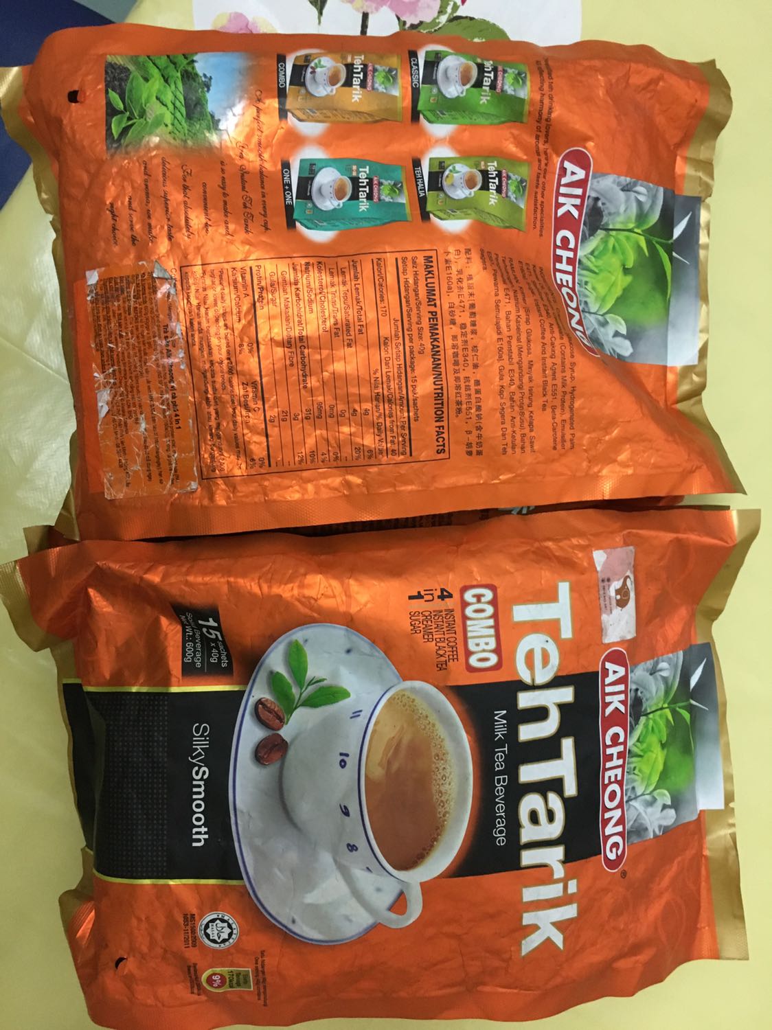 Mình vừa đặt ở Tiki 2 gói trà sữa Teh Tarik này. Hàng được giao khá nhanh. Tuy nhiên, mình hoàn toàn thất vọng khi mở gói hàng ra là 2 gói trà sữa nhàu nát, với miếng hướng dẫn sử dụng bị tróc loang lổ, bụi bám nhiều đến mức cầm vào là ngón tay phủ cả 1 lớp bụi. Không bàn đến trà sữa ngon hay dở, đập vào mắt người dùng là hình thức không dễ chịu rồi thì thử hỏi ai muốn sử dụng?! Mình tự hỏi nhân viên đóng gói hàng nghĩ gì khi đóng gói cho khách món hàng tệ như thế này?!