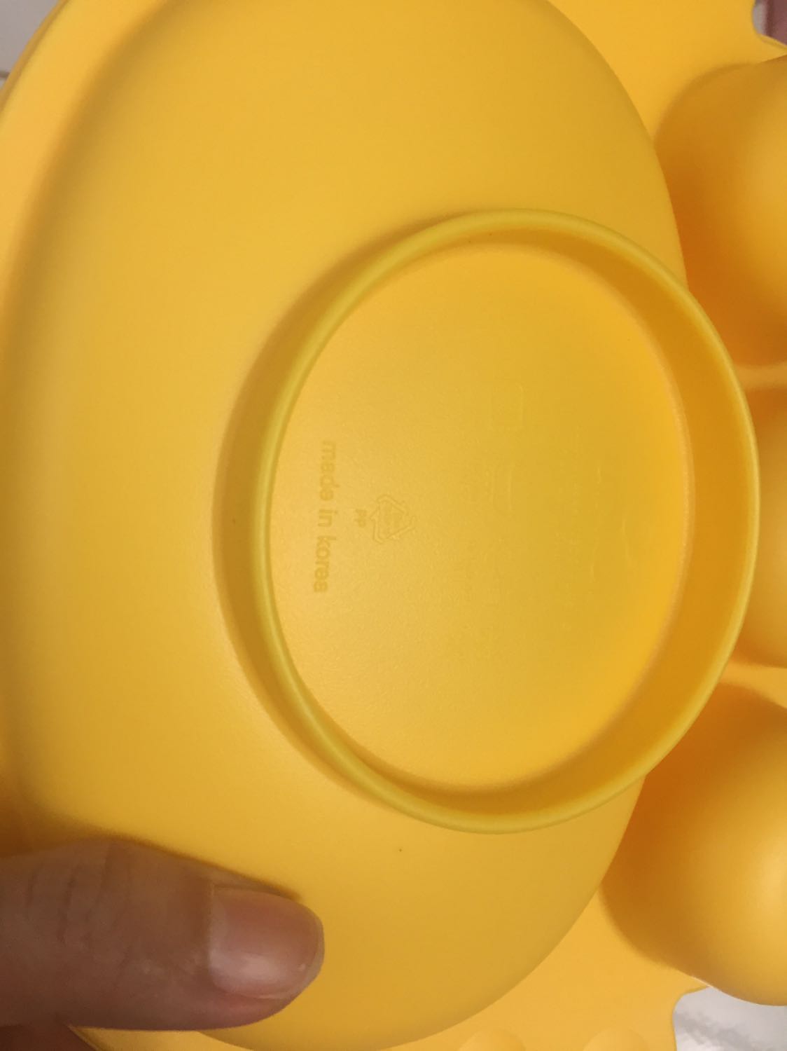 Khay đẹp, cứng cáp, rất ưng khi nhận được hàng, đáng đồng tiền. 
Nếu muốn chọn sản phẩm an toàn cho bé nên mua sản phẩm này nha.