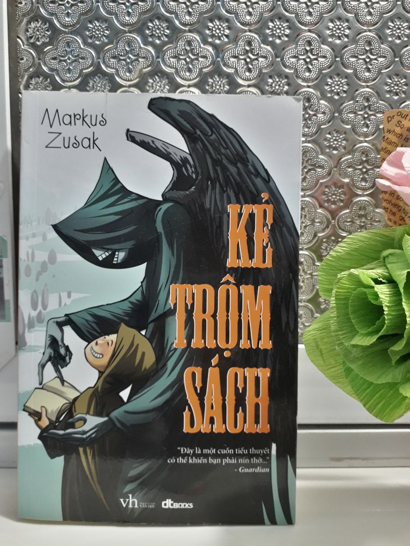 Thật sự lần đầu tiên tớ đọc một cuốn sách hay như thế. Mọi thứ đều perfect, duy cái kết hơi buồn một chút, lỡ dở một chút. Tiki giao hàng siêu nhanh, nhưng vì sách của tớ nhận được hơi bẩn nên tớ để 4 sao á. nói chung đáng mua lắm á mọi ngườiiii