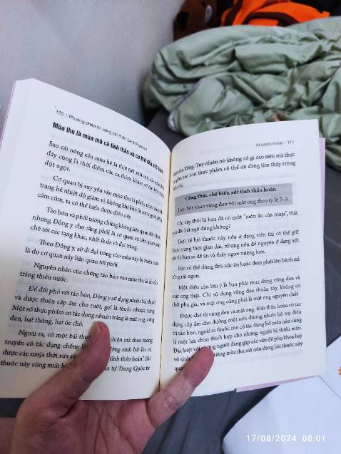 Nên đọc nhé, rất hay và thực tiễn. Có ví dụ cho người đọc, bài thuốc thì cũng ít thôi. Nhìn chung sách rất hay khi tác giả là bác sĩ đông y nên nói phương pháp luận. Tuy nhiên tác giả là bác sĩ phụ khoa, nên chú trọng nhiều vào nữ hơn. Ngoài ra sách hơi thiếu minh họa ở phần một số bài vận động.