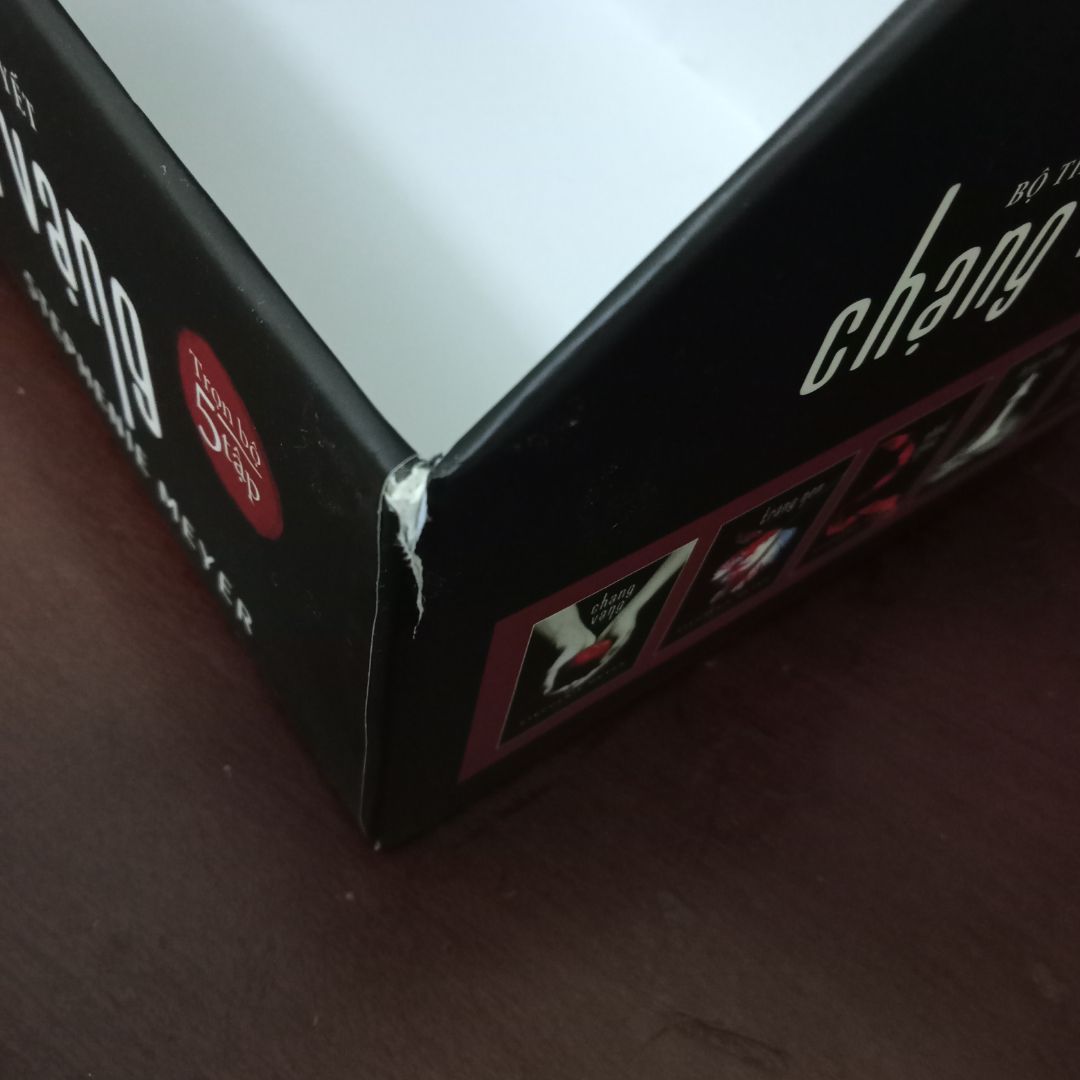 ship nhanh vch luôn á mới đặt mà hai ngày sau đã ship rồi mỗi tội hàng shop gửi về bị rách mất seal xong bị móp mất mép quyển chạng vạng với cả rách cái hộp :(( nhưng mà săn sale với giá quá hời hơn 490 gần 500 nên cũng khong đòi hỏi gì nhiều:)) nhưng mong lần sau mong shop kiểm tra lại hàng trước khi gửi tránh rách seal hỏng sách và nên cho thêm lớp chống sốc để đỡ hỏng ạ!!!! Tại vì hầu hết mọi người mua là để sưu tầm