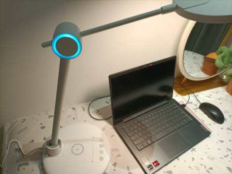 Mua được em đèn này quá là ưng ý luôn. Độ sáng có thể điều chỉnh được, 3 mức độ. Các phần của đèn cũng có thể gấp lại được, bàn làm việc gọn hơn, không tốn diện tích. Có tích hợp sạc không dây, vừa đọc sách, làm việc...vừa tranh thủ sạc điện thoại được luôn. Điểm thích nhất ở đèn này là có thêm 1 đèn phụ, màu RGB lung linh các thứ, nhìn chill phết, xanh đỏ tím vàng các kiểu. Shop tư vấn bán hàng nhiệt tình, bảo hành dài hạn nên mình cũng yên tâm sử dụng. Giá cả hợp lý nữa, mnh sẽ ủng hộ shop dài dà hhhh