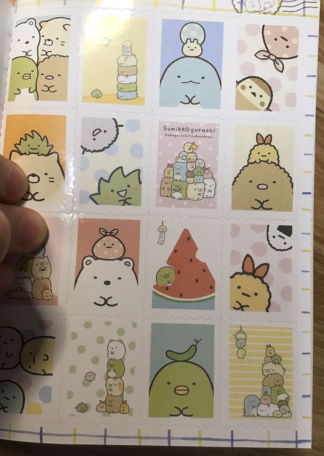 Mình rất là ưng cái sổ sticker này. Sticker quá cuteeeee, không bị trùng, có nhiều kích cỡ khác nhau như mình chụp ở trên. Sổ nhỏ, gọn nên có thể đem đi chỗ nào cũng được. Về dịch vụ giao hàng của Tiki thì tuyệt vời, giao hàng nhanh và nhân viên giao hàng thì thân thiện lắm UwU