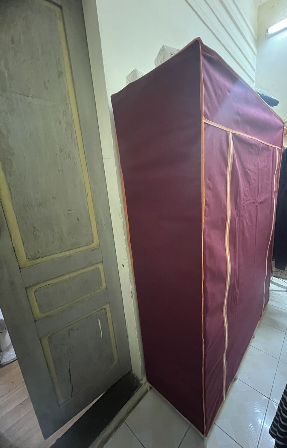 Tủ lắp xong dùng okay, không bị lỏng lẻo. Điểm trừ là không phủ kín đáy tủ, hơi sợ gián hay côn trùng chui vào. Nói chung với mức giá đã mua thì thấy cũng ổn.