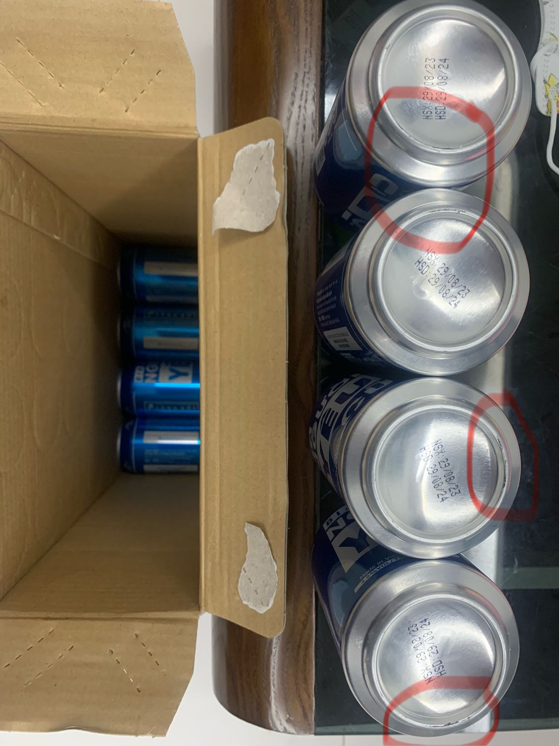 Mở thùng ra thấy tất cả vỏ *** có dấu hiệu móp méo như được tái sử dụng. Đáy *** bẩn. Chưa uống thử nhưng khá thất vọng.
Có cảm giác như bia để bên ngoài lâu ngày, có khách mua dồn đóng lại thành thùng