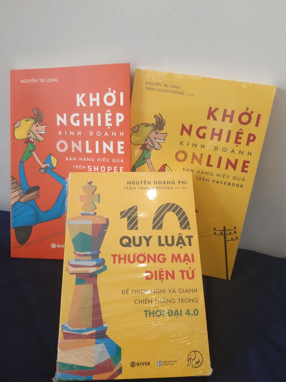 Mình mua cuốn 10 QLTMĐT nhưng lại mua thêm được bộ KNKDOL thật sự không bị phí. Sách hướng dẫn cụ thể các bươc bán hàng hiệu quả trên sàn và cách làm thế nào để tăng doanh số.
Tiki giao hàng nhanh. 5 sao cho shop