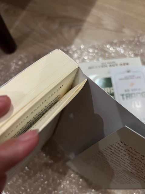 Giao sách lỗi khô keo sắp bung gáy.