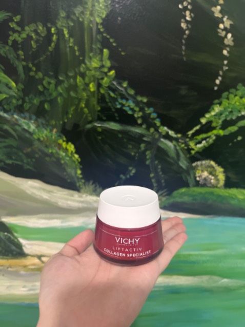 Giao hàng nhanh, đóng gói bảo quản sản phẩm cẩn thận. Sản phẩm nhìn sang, đẹp mắt, nhỏ gọn dễ mang theo. Về chất lượng thì mới xài lần đầu, cũng mới dùng sản phẩm dòng Vichy nên chưa đánh giá được. Sơ bộ thì chất kem mịn, dễ tán, apply tốt, không nặng mặt, hiện chưa thấy kích ứng. Khuyết điểm là mùi hơi hắc, giá hơi đắt, hũ kem không được đầy.
=> Chấm điểm ⭐️⭐️⭐️⭐️.