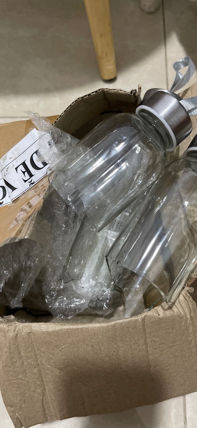 Mình mua hàng tiki chưa bao giờ bị tình trạng này, chưa bao giờ thấy tiki gói hàng kiểu như vậy, mua 5 mà vỡ hết 3 rồi, chán thật!