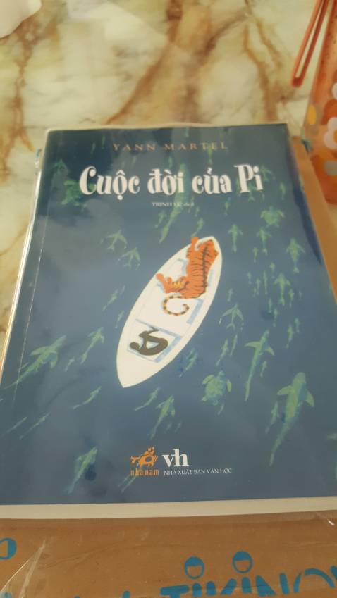 Sách quá hay và nổi tiếng nên khỏi bàn rồi. =))) Thực sự là một quyển sách quá đáng đọc để suy ngẫm về ý nghĩa của một cuộc sống. Mình phải thật sự thốt lên rằng chưa bao giờ mình đọc được một quyển sách mà lại có nhiều tầng ý nghĩa như thế. Gần như mọi thứ tưởng vô nghĩa mà lại chứa đựng những ý niệm sâu sa mà mình không thể ngờ. Truyện này có phim rồi nên khuyên mọi người xem cả phim nữa nha. =D