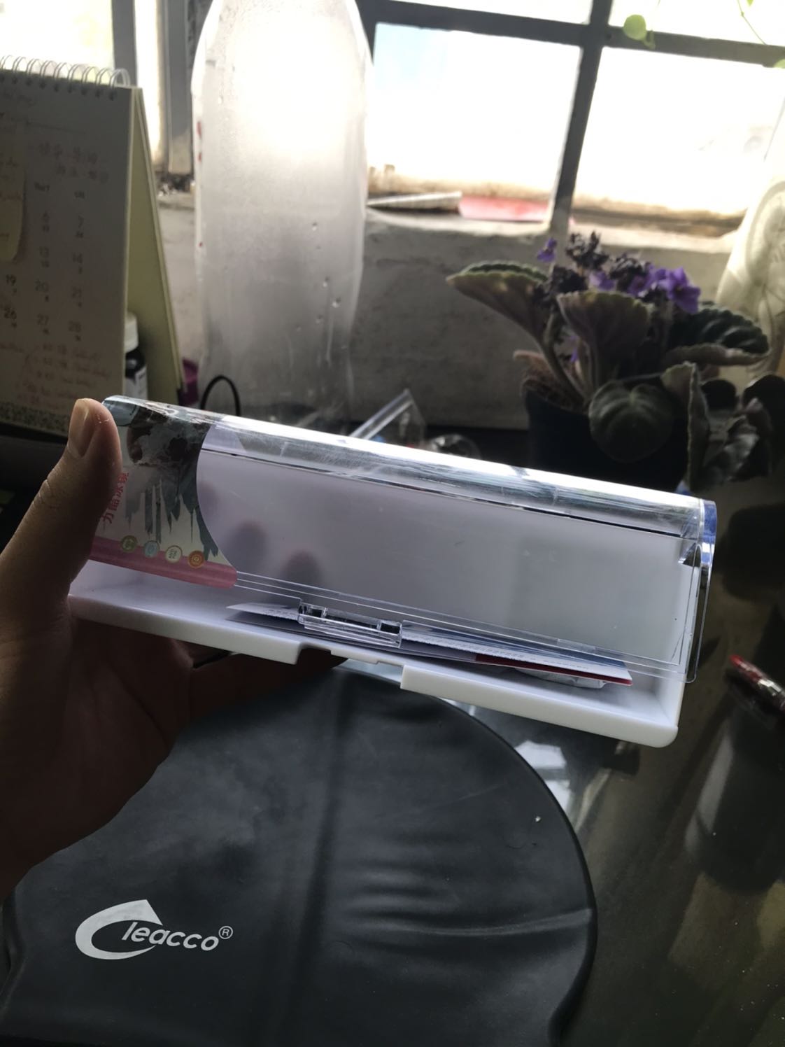 Quá sịn xò so với giá tiền nhé mọi người, đựng trong cái hộp rõ sang trọng, được tặng kèm cái chụp đầu. Kính còn có thêm hai cái dây nhét tai để tránh nước vào tai, mới đeo thử và thấy ưng lắm ạ. 5 sao chi shop nhé ???